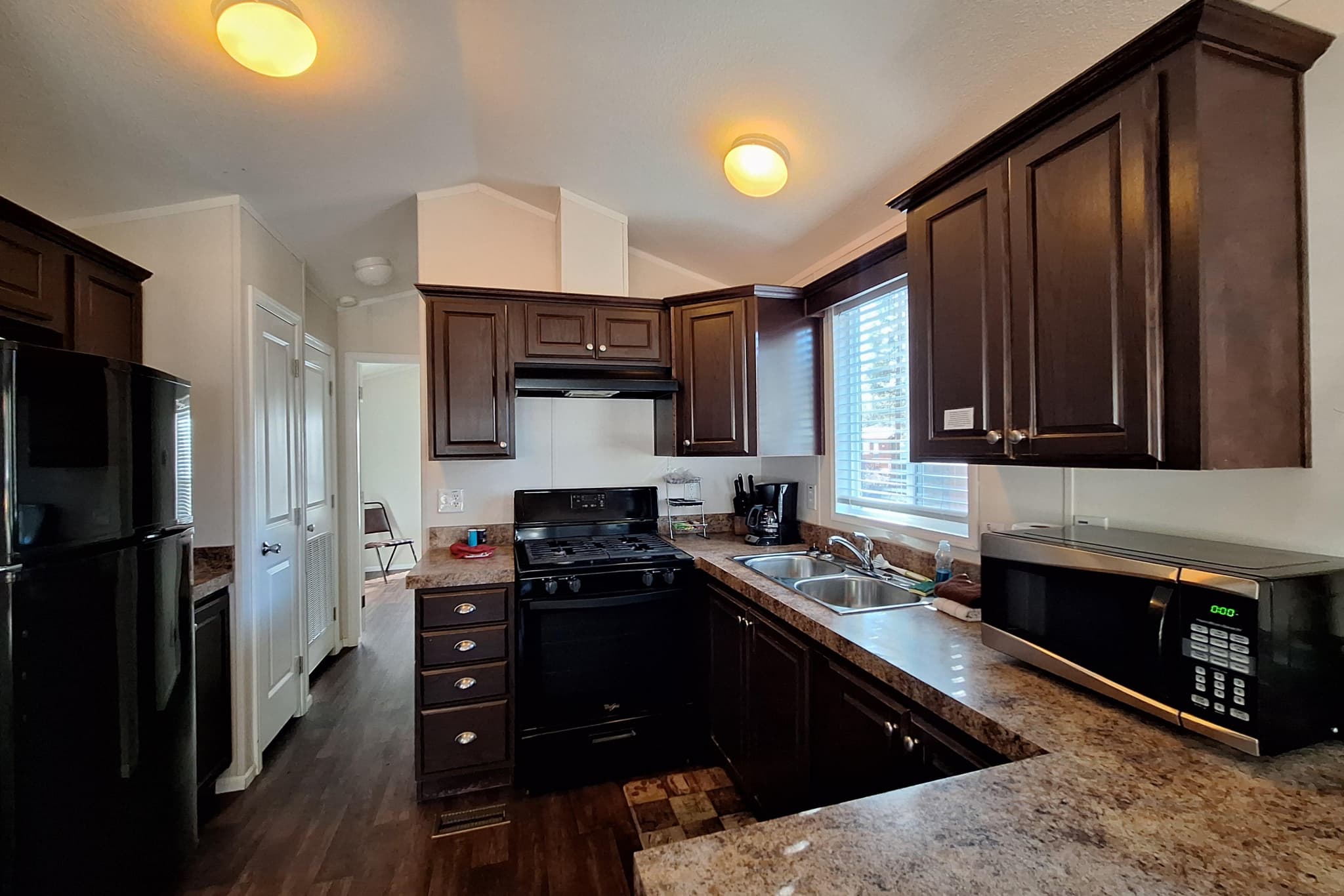 Deluxe Creekside Cabin — photo 2