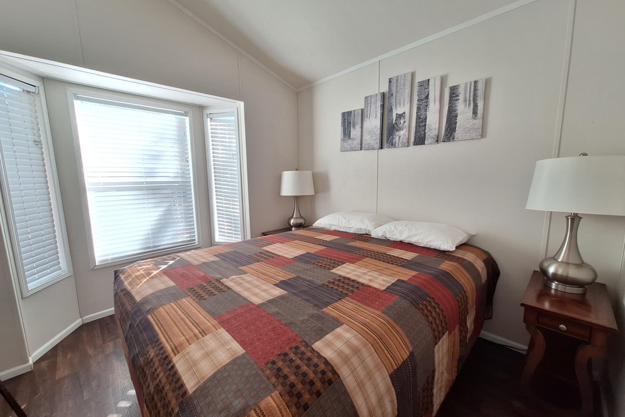 Deluxe Creekside Cabin — photo 4