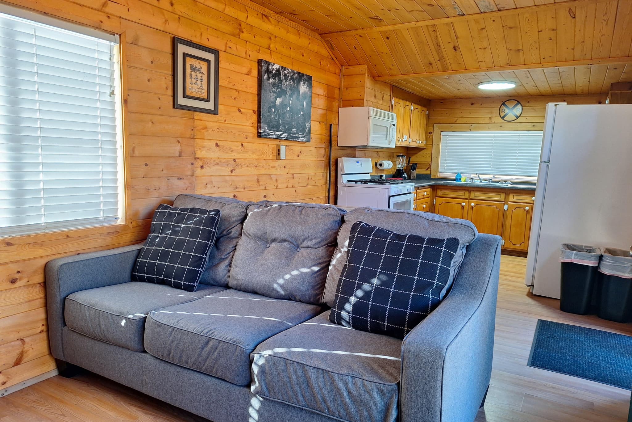 Family Creekside Cabin — photo 3