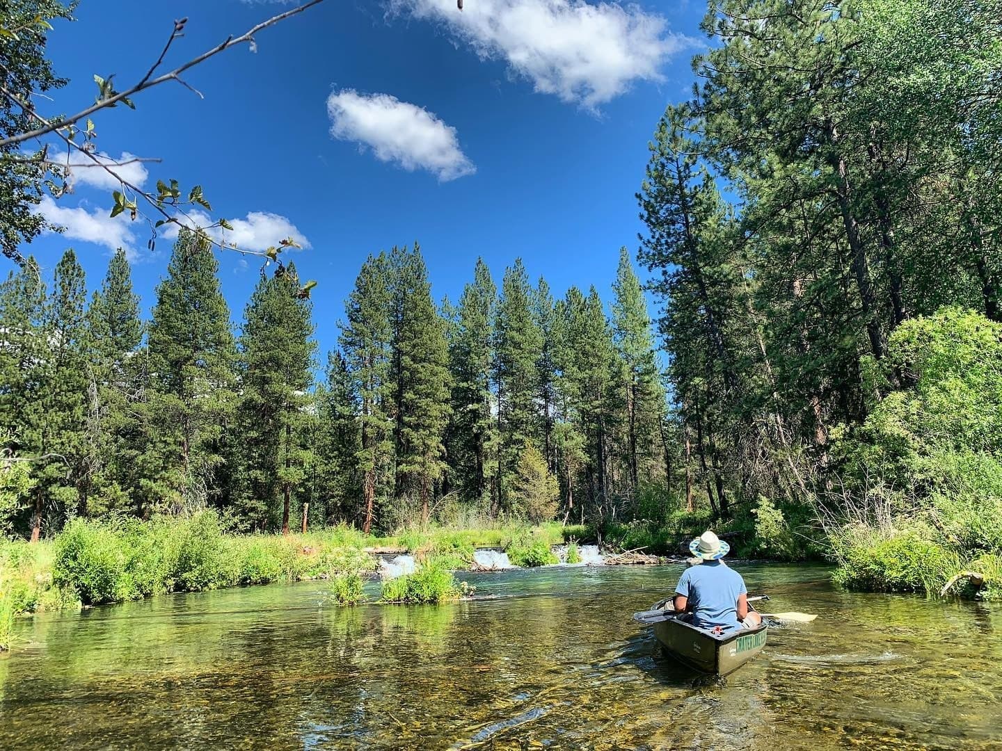 Two people canoeing on Fort Creek at Crater Lake Resort